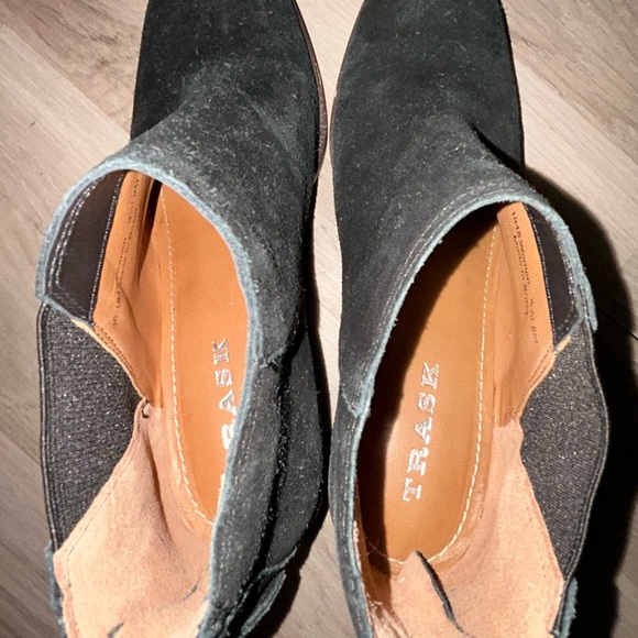 Trask Green Ankle Boots with Suede Finish and Rugged Sole - Picture 5 of 7